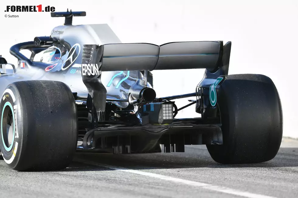 Foto zur News: Eine schöne Aufnahme der Heckpartie des Mercedes W09. Sie zeigt die zahlreichen Gurney-Flaps, die den Diffusor umgeben. Spannend zu sehen sind auch die Sensoren an der hinteren Crash-Struktur. Damit will Mercedes nachvollziehen, wie die heißen Abgase nach hinten abgeleitet werden.