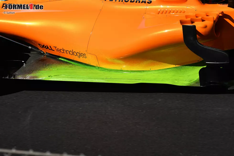 Foto zur News: Mit Flow-Viz-Farbe am Seitenkasten will McLaren überprüfen, ob die Daten aus dem Windkanal in der Realität reproduziert werden können und ob sich die Aerodynamik des MCL33 wie gewünscht verhält.