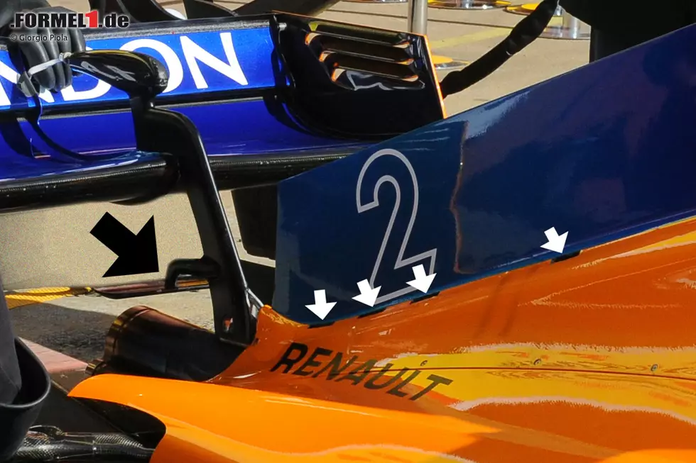 Foto zur News: McLaren hat beim MCL33-Renault Probleme mit der Kühlung. Für den zweiten Test wurden daher einige Löcher in die Motorhaube geschnitten, um die heiße Luft aus dem Umfeld von Turbolader und Auspuff besser ableiten zu können. Beim ersten Test waren Teile der Motorhaube leicht verbrannt worden.