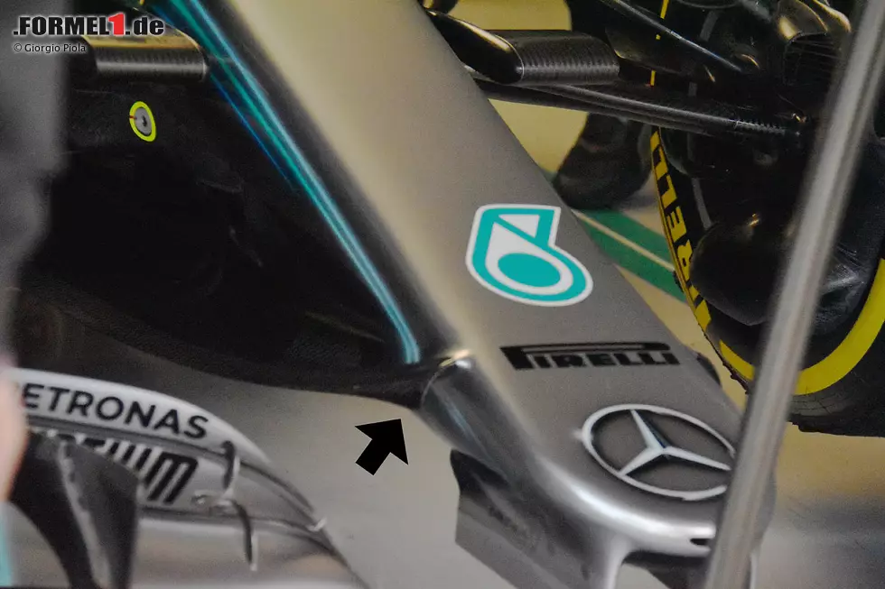 Foto zur News: Die sogenannte Cape-Lösung an der Frontpartie wird - wie schon beim W08 - auch beim Mercedes W09 eingesetzt. Hier ist bereits die nach dem ersten Test modifizierte Form zu sehen.