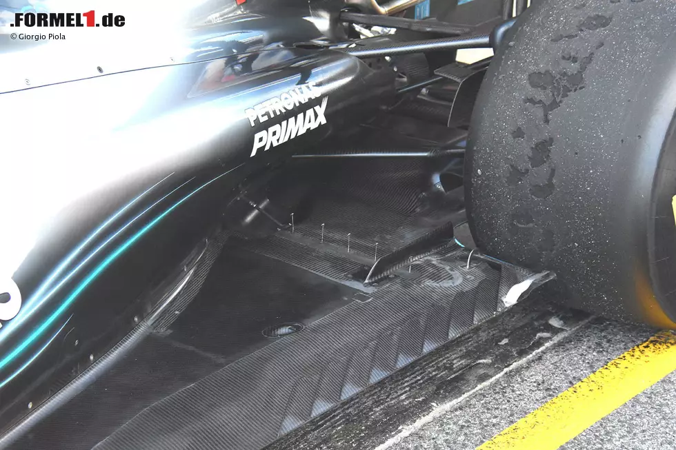 Foto zur News: Pitotröhren knapp über dem Unterboden dienen am Mercedes W09 dazu, die Geschwindigkeit des Luftstroms an dieser Stelle zu messen, bevor die Luft auf die aerodynamisch sensiblen Oberflächen um Radaufhängung und Diffusor trifft.