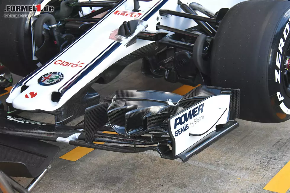 Foto zur News: Sauber schickte den C37 zum Auftakt der zweiten Testwoche mit einer Zeitlupen-Kamera auf die Strecke, um die Flexibilität des Frontflügels zu überprüfen. Sprich: Wie stark biegt sich der Flügel durch? Schön zu sehen sind hier auch die Lufteinlässe an der Nase sowie der unter der Frontpartie angebrachte S-Schacht.