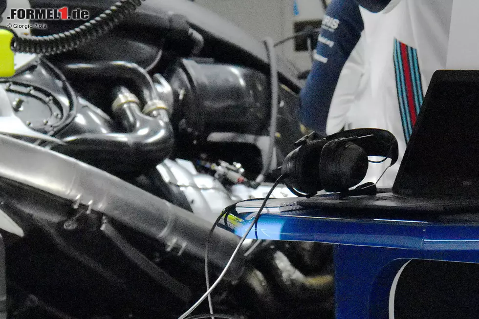 Foto zur News: Ein seltener Blick unter die Motorhaube des Williams FW41, der es uns erlaubt, Details des Mercedes-Antriebsstrangs und dessen Installation zu erkennen.