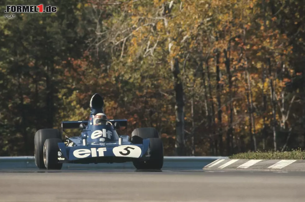 Foto zur News: Drei Rennen vor Schluss fällt die Entscheidung 1973. Jackie Stewart fängt sich zwar früh einen Reifenschaden ein, kann sich von Rang 20 aber wieder bis auf Rang vier vorarbeiten. Zwar steht er nicht auf dem Podest, darf sich aber über seinen dritten und letzten WM-Titel freuen.