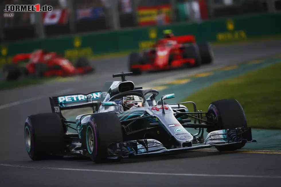 Foto zur News: Lewis Hamilton (2): Mit Sicherheit der schnellste Mann des Wochenendes. Die Quali-Runde war mega - so etwas kann nur Hamilton. Allerdings muss er sich auch selbst zuschreiben, dass er in der heiklen Phase nicht gepusht, sondern den Daten vertraut hat. Sonst hätte Vettel auch das Safety-Car nicht helfen können.