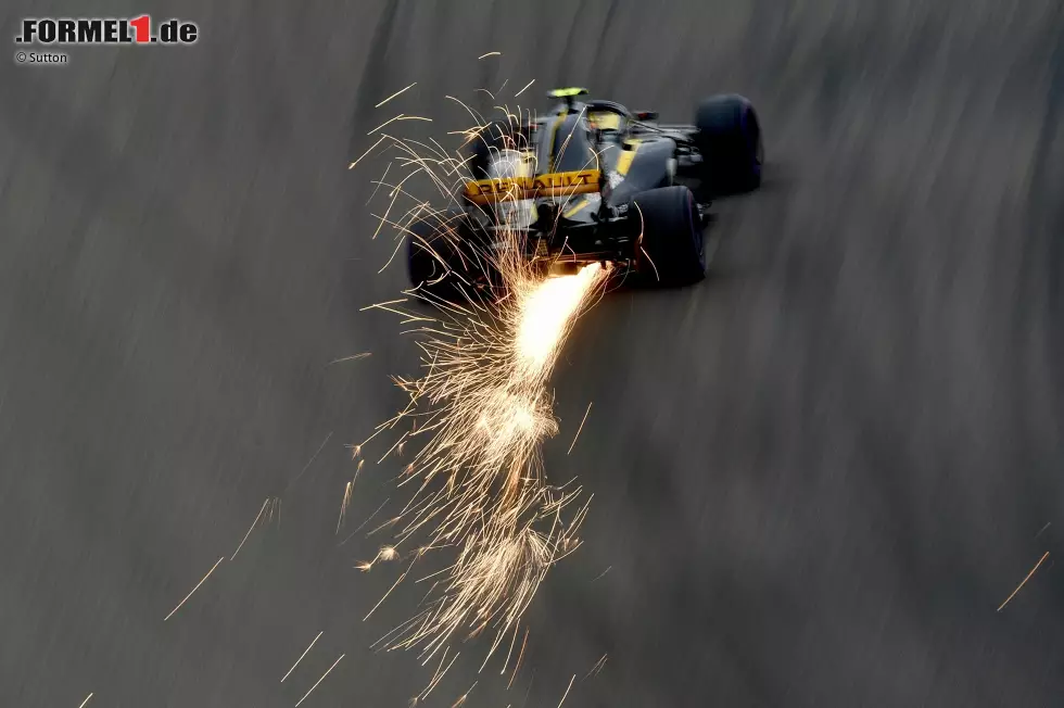 Foto zur News: Carlos Sainz (3): Eigentlich hat der Spanier nicht viel falsch gemacht. Wer aber von Hülkenberg sowohl im Qualifying als auch im Rennen so klar geschlagen wird, hat bestenfalls eine 3 verdient. Sinnbildlich die Szene nach dem Boxenstopp, als Hülkenberg trocken durch den Verkehr pflügte, Sainz aber ins Stocken kam.