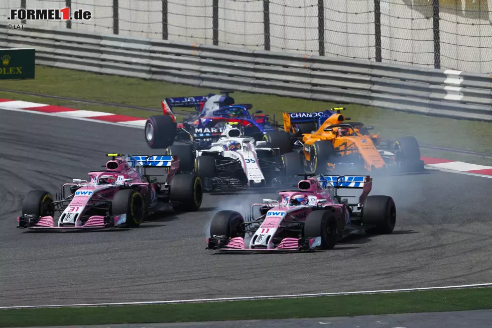 Foto zur News: Sergio Perez (3): Am Qualifying (P8) gab&#039;s nichts auszusetzen. Dass es ihn am Start in der Schneckenkurve rausgetragen hat, war sein Fehler. Die Situation danach, die seinen Angaben nach sein Rennen zerstört hat, kann das TV nicht hundertprozentig aufschlüsseln. Letztendlich eben Durchschnitt.