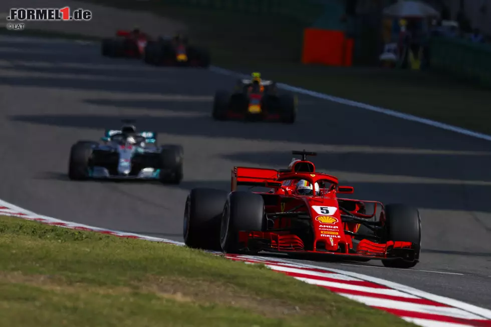 Foto zur News: Sebastian Vettel (2): Eigentlich eine astreine Leistung, denn für die Kollision mit Verstappen konnte er nichts. Zur 1 fehlt uns, dass er sich in der entscheidenden Runde gegen den &quot;Undercut&quot; von Bottas nicht durchsetzen konnte. Und nach dem Crash mit angeschlagenem Auto zu viel gejammert hat, statt zu fighten.