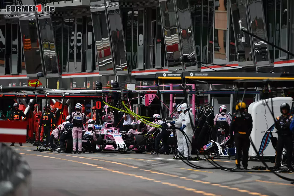 Foto zur News: Sergio Perez (3): Einen Grad schlechter als Ocon, aber solide auf Top-10-Kurs - bis die Crew seinen Boxenstopp verpatzte. Sehr viel mehr gibt&#039;s zum Mexikaner nicht zu sagen. Wenn Ocon mit der besseren Taktik für P6 eine 2 bekommt, hat er mit der schlechteren eine 3 verdient.