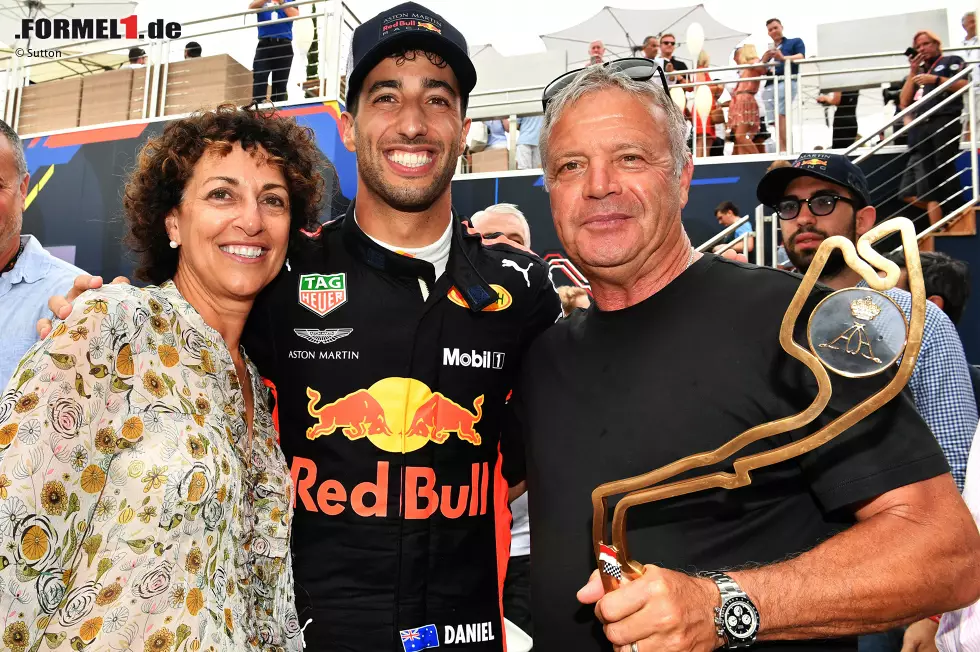 Foto zur News: Daniel Ricciardo (1): Gleich schnell wie Verstappen vom reinen Speed her, und um Längen besser in der Ausführung: Das war die Fahrt eines großen Champions, auch ohne MGU-K und siebten Gang. Papa Joe (geboren in Italien als Giuseppe), ein Ferrari- und Porsche-Sammler, und Mama Grace sind stolz. Zurecht!