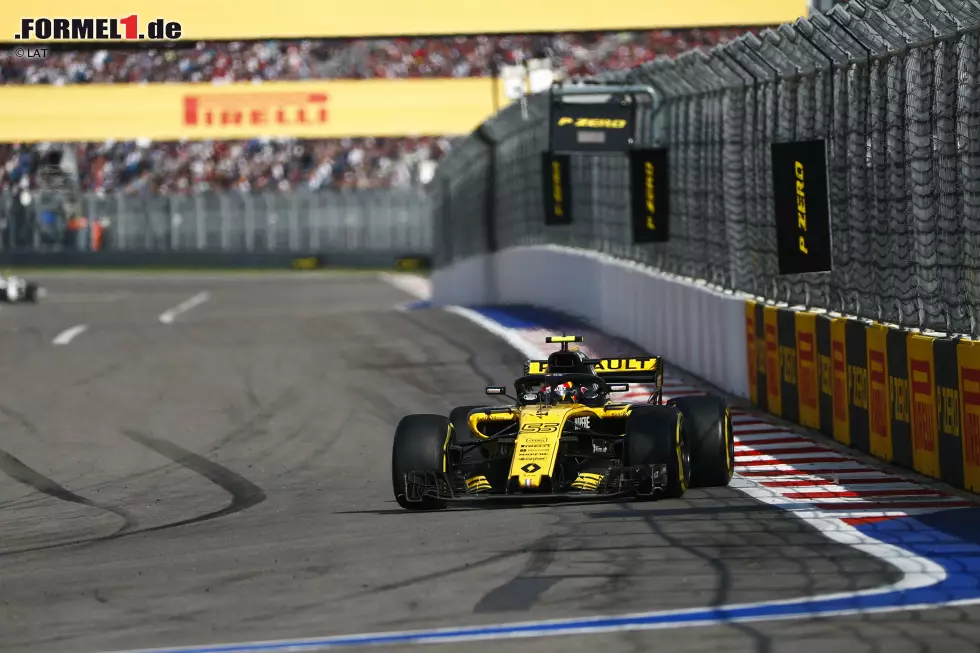 Foto zur News: Carlos Sainz (4): Marginal schneller als Hülkenberg im Qualifying, gute erste Runde, dann von Sirotkin angeschubst und mit ein paar weggeflogenen Aero-Teilen für den Rest des Rennens stark gehandicapt: Vorletzter entspricht nicht seiner Leistung. Trotzdem kann er das viel besser.