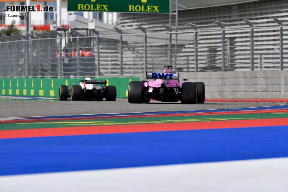 Foto zur News: Sergio Perez (3): Er hat große Töne gespuckt, als er die Stallorder einforderte, und musste klein beigeben, als er sich an Magnussen genauso die Zähne ausbiss wie Ocon. Für Perez spricht, dass er den Platz ohne Murren zurückgegeben hat. Im Qualifying knapp vom Teamkollegen geschlagen.