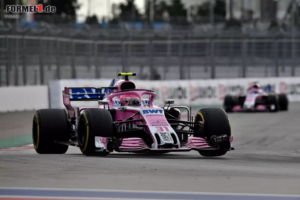 Foto zur News: Esteban Ocon (3): Im Qualifying einen Tick schneller als Perez, im Rennen vor ihm, aber in der ersten Runde eine Position gegen Leclerc verloren: Ocon hat schon bessere Leistungen gezeigt - aber auch schlechtere. Letztendlich in unseren Augen eine glatte Drei.