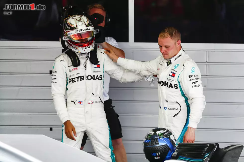 Foto zur News: Lewis Hamilton (2): Es kann keine Eins geben, wenn der Sieg durch eine Stallorder vergeben wurde. Hamilton weiß das. Dabei war er bis Q3 klar schneller als Bottas - und das auf dessen Spezialstrecke. Negativ: Der Fehler in Q3 kostete ihn die Pole. Und durch den Verbremser in der Boxeneinfahrt fiel er hinter Vettel zurück.