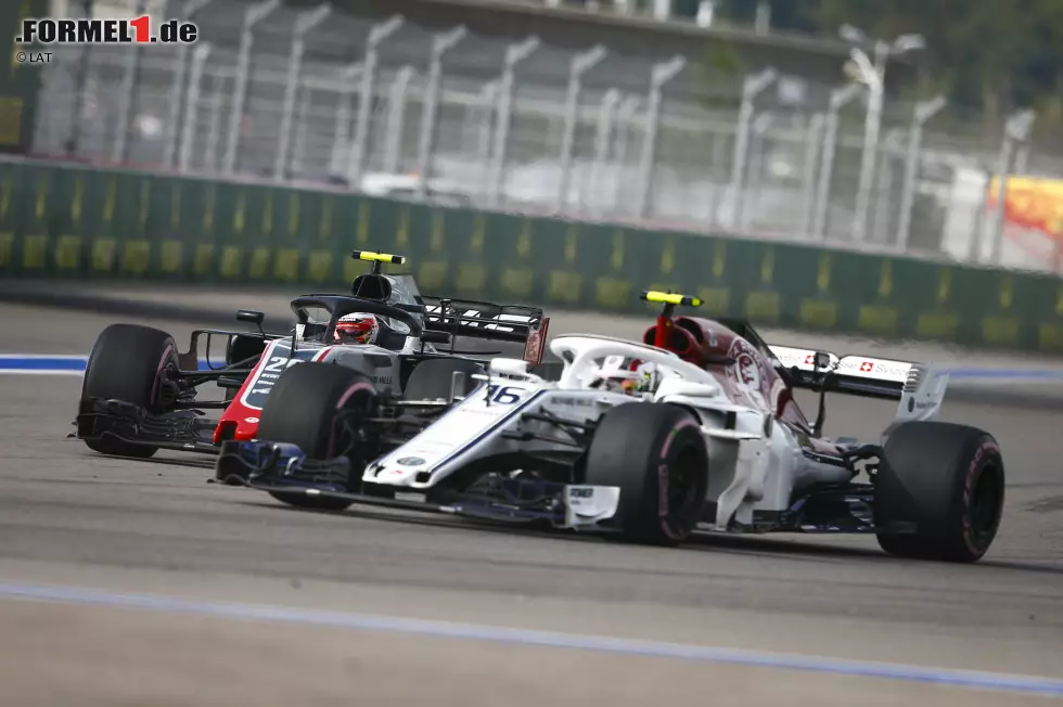 Foto zur News: Charles Leclerc (1): Wir hatten für den angehenden Ferrari-Fahrer eine Zwei notiert, ließen uns dann aber doch zur Eins überreden. Weil das Manöver gegen Magnussen richtig stark war - das beste des Rennens. Und weil es keine Selbstverständlichkeit ist, mit einem Sauber &quot;Best of the Rest&quot; zu werden und den Teamkollegen so zu deklassieren.