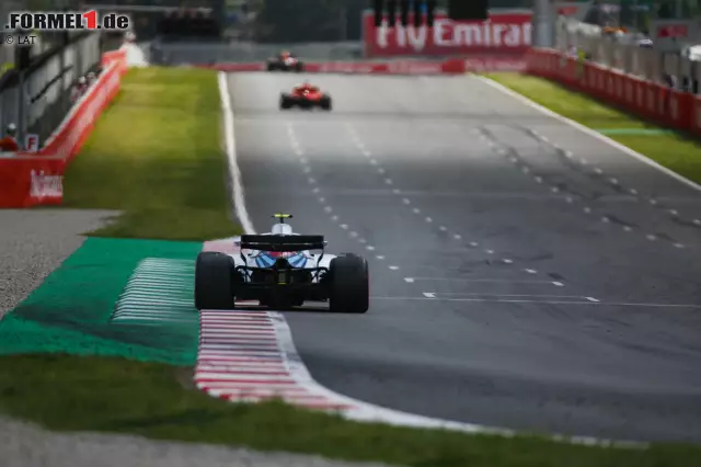 Foto zur News: Sergei Sirotkin (5): Rein vom Speed her, finden Experten, ist der Russe einer der langsamsten Fahrer im Feld. Positiv anzumerken ist, dass er sich durch das Rennen in Barcelona gequält hat, weil ihm der schlecht angepasste Sitz Schmerzen bereitete. Negativ sein Dreher während der VSC-Phase.