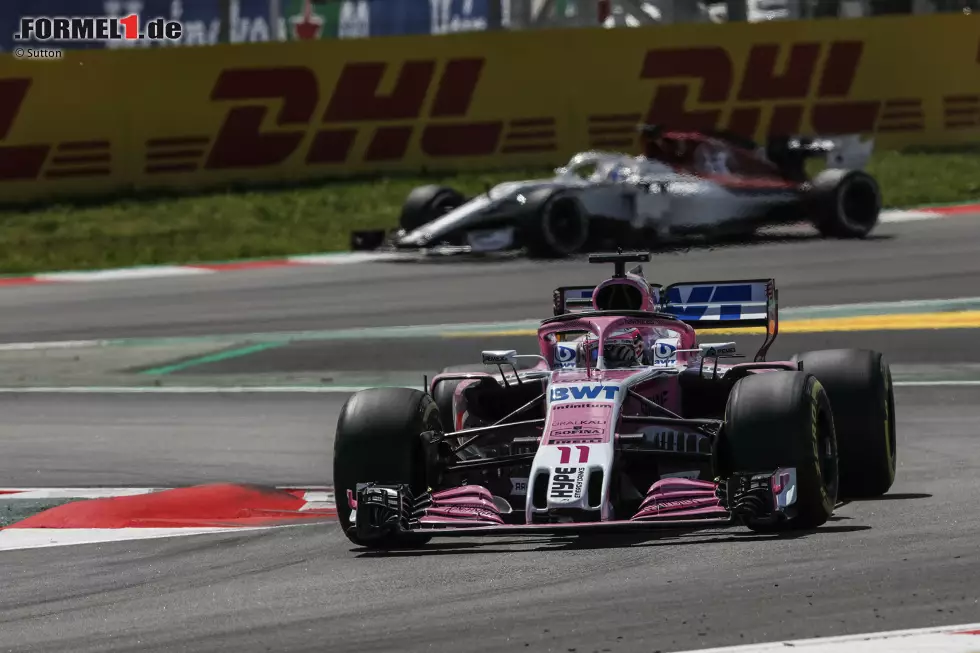 Foto zur News: Sergio Perez (3): Der Mexikaner hat nicht das Fahren verlernt, sondern der Force India lässt momentan unter normalen Bedingungen nicht mehr zu als neunte Plätze. Dazu kommt ein bisschen Rennpech, etwa bei der Dreierkollision in Kurve 3 oder als er über Verstappens Frontflügel-Endplatte fuhr.