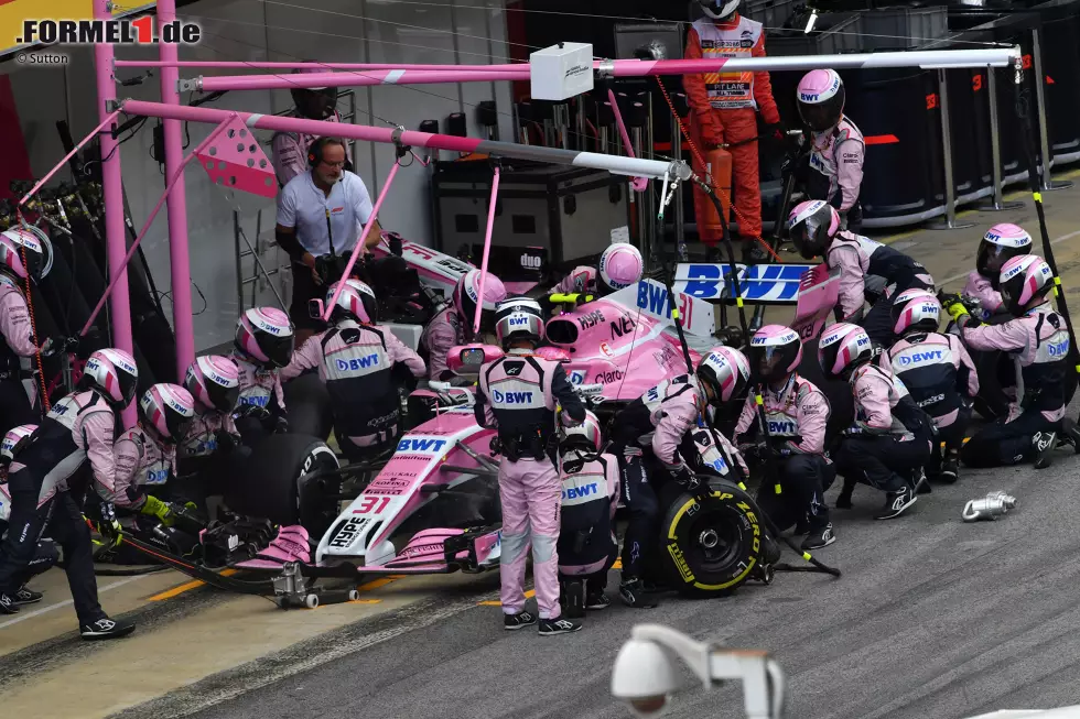 Foto zur News: Esteban Ocon (3): Im Qualifying hat Ocon mit vier Zehntel Differenz zu Perez gezeigt, wie viel Speed in ihm steckt. Im Rennen war er nicht zu Außergewöhnlichem unterwegs, aber es wurden auch keine Fehler notiert. Bis zuerst der Boxenstopp in die Hose ging und dann der Öldruck in den Keller fiel.