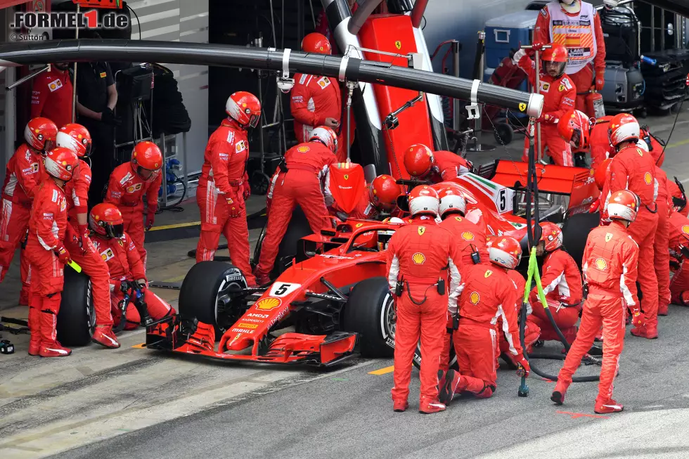 Foto zur News: Sebastian Vettel (2): Der Ferrari war in Barcelona nicht so stark wie auch schon in dieser Saison. Vettel hatte Räikkönen im Griff, gewann am Start eine Position und fuhr einem sicheren zweiten Platz entgegen. Mehr ging nicht. Für Ferraris Fehler (Strategie und Boxenstopp) konnte er am allerwenigsten.