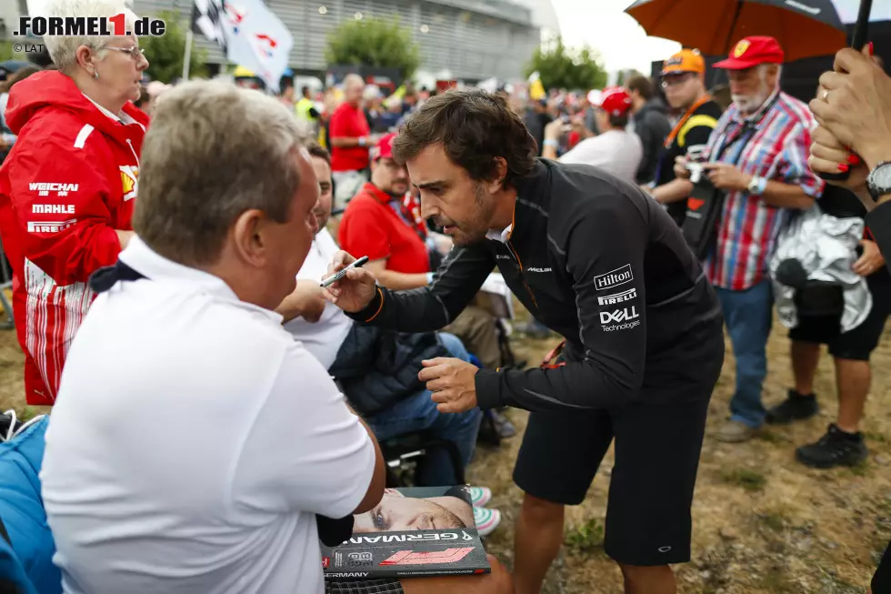 Foto zur News: Mancher Glückspilz ergatterte ein Autogramm von Fernando Alonso ...