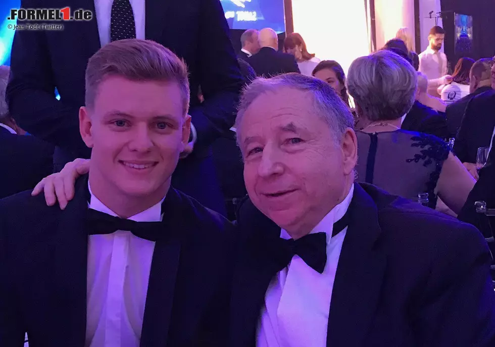 Foto zur News: Als letzter Formel-3-Europameister der Geschichte ausgezeichnet: Mick Schumacher mit Jean Todt.