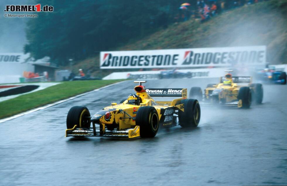 Foto zur News: ... folgte ein Jahr später die Hornisse Jordan 198. Mit diesem Auto feierten Damon Hill und Ralf Schumacher im chaotischen Regenrennen von Spa einen Doppelsieg. Es war der erste Triumph des Teams.