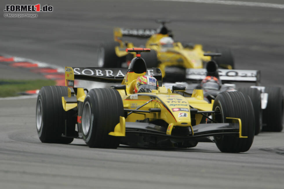 Foto zur News: Beim Skandal-Grand-Prix von Indianapolis 2005 fährt Tiago Monteiro mit dem EJ15 auf Rang drei - es sollte das letzte Podium eines Formel-1-Autos mit dem Namen Jordan sein.