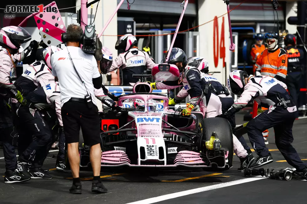 Foto zur News: Sergio Perez (3): Für den Ausfall (Wasserleck im Mercedes-Antrieb) konnte er nichts. Bis dahin lag Perez solide auf Punktekurs. Die fehlende Trainingszeit wegen des losen Rads tat weh. Auch das war nicht sein Fehler. Aber für mehr als eine 3 hätte er etwas Besonderes leisten müssen. Hat er nicht.