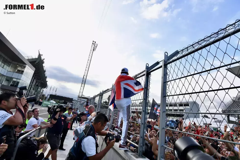 Foto zur News: Hamilton sucht anschließend den Kontakt zu den Fans, die das Schauspiel auf der Zielgeraden verfolgt haben - und lässt sich von der Boxenmauer aus feiern