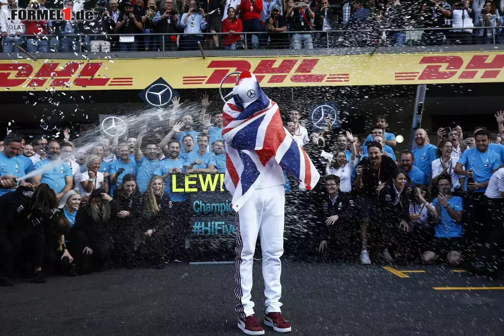 Foto zur News: Plötzlich spritzt Champagner und das Team stürzt sich auf Hamilton ...