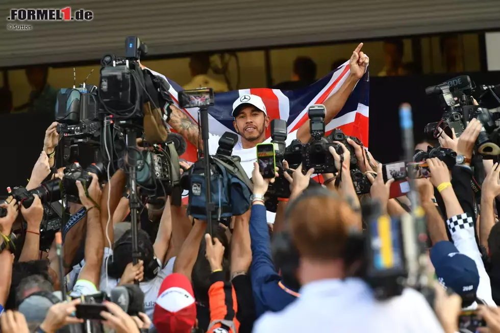 Foto zur News: Mit der britischen Flagge posiert Hamilton für die Fotografen, die Bilder des neuen Weltmeisters gehen um die Welt