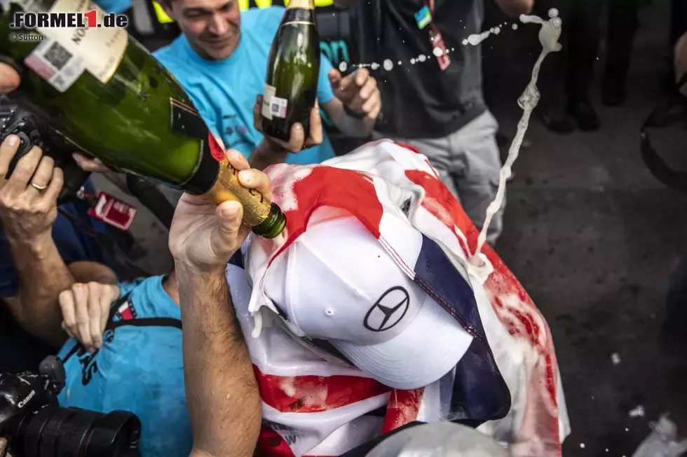 Foto zur News: ... der - wie schon 2017 - in Mexiko das Podium verfehlt hat, aber trotzdem eine Schampusdusche abbekommt!