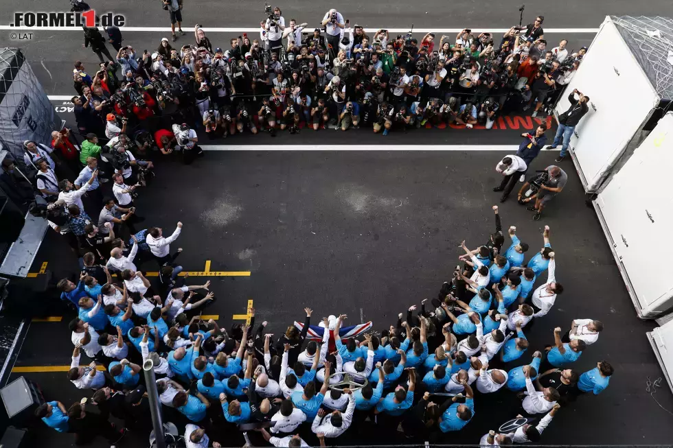 Foto zur News: ... mit dem Mercedes-Team, das sich bereits seine WM-Shirts übergezogen und vor den Fotografen Aufstellung bezogen hat