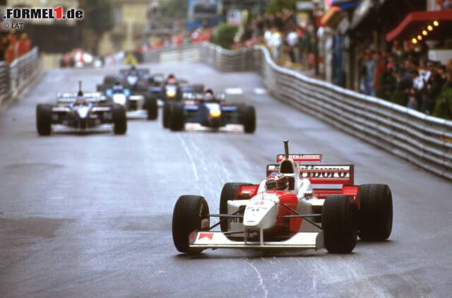 Foto zur News: Michael Schumacher im McLaren? Nein, es ist David Coulthard 1996 in Monaco. In diesem Fall ist das allerdings keine Hommage. Weil Coulthard ein Problem mit seinem eigenen Helm hat und das Visier immer beschlägt, leiht er sich vor dem Rennen kurzerhand einen bei "Schumi" aus - und fährt damit sogar auf Platz zwei!