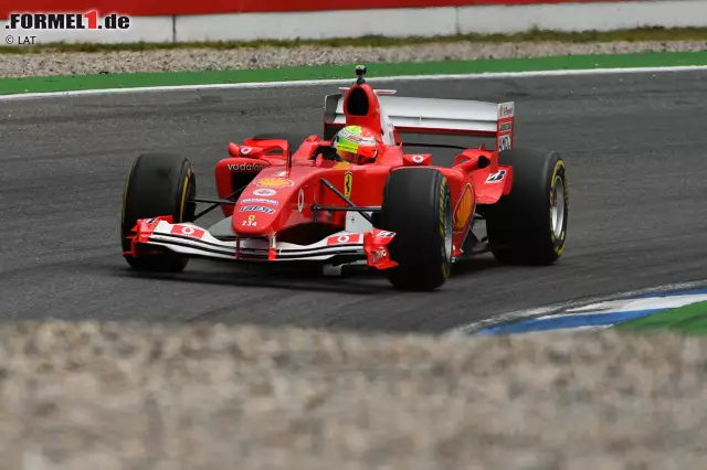 Foto zur News: ... wie auch in Hockenheim 2019. Denn zwei Jahre nach seiner emotionalen Fahrt in Belgien setzt sich Mick Schumacher erneut in einen alten Formel-1-Wagen seines Vaters: diesmal in einen Ferrari F2004, mit dem Papa Michael seinen letzten WM-Titel feiern durfte.