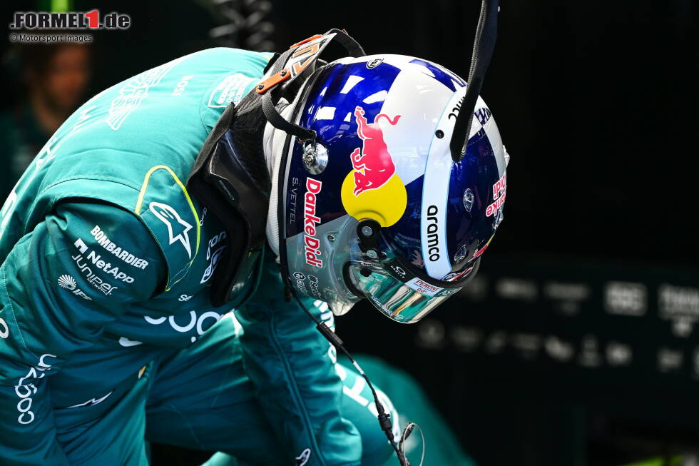 Foto zur News: 2022 in Mexiko heißt es für Vettel &quot;Back to the Roots&quot;. Er fährt mit einem Red-Bull-Helm, um an den kurz zuvor verstorbenen Dietrich Mateschitz zu erinnern. Eine tolle Geste - und zugleich eine Hommage an sein eigenes Helmdesign von früher! Auch deshalb passend, weil Vettel seine Karriere am Ende des Jahres beendet.