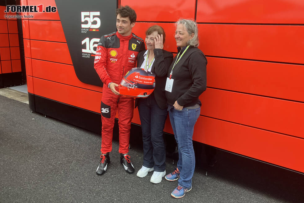 Foto zur News: Zu Irritationen kommt es 2023 beim Kanada-Grand-Prix rund um Charles Leclerc, der mit dem Design von Gilles Villeneuve fahren will, die Familie vorher aber nicht darüber informiert. Man einigt sich aber rasch - und Leclerc darf mit den Villeneuve-Farben und aktuellen Ferrari-Sponsoren auf dem Helm an den Start gehen.