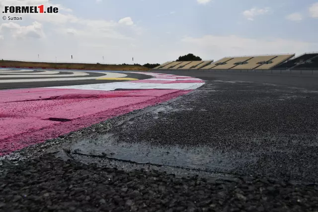 Foto zur News: Sergio Perez: "Ich habe gehört, dass hier viele Flicken auf der Strecke sind. Es wird interessant sein, was das für den Grip bedeutet." Tatsächlich sind in Le Castellet einige notdürftig zusammengeflickte Asphaltstellen zu finden ..