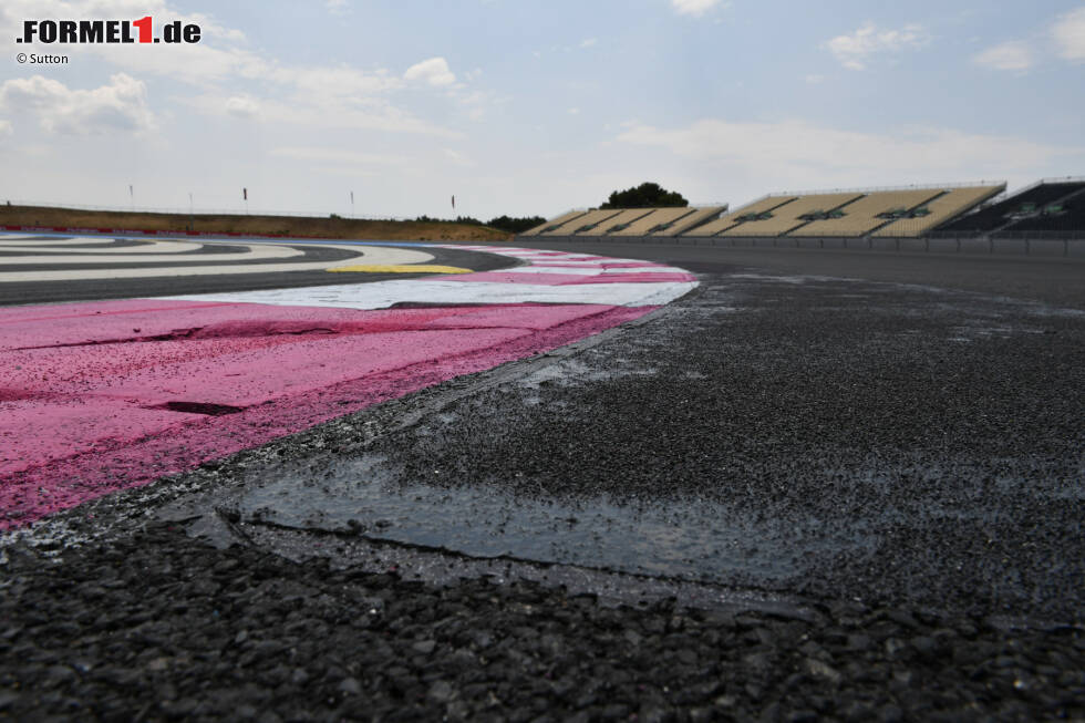 Foto zur News: Sergio Perez: &quot;Ich habe gehört, dass hier viele Flicken auf der Strecke sind. Es wird interessant sein, was das für den Grip bedeutet.&quot; Tatsächlich sind in Le Castellet einige notdürftig zusammengeflickte Asphaltstellen zu finden ..