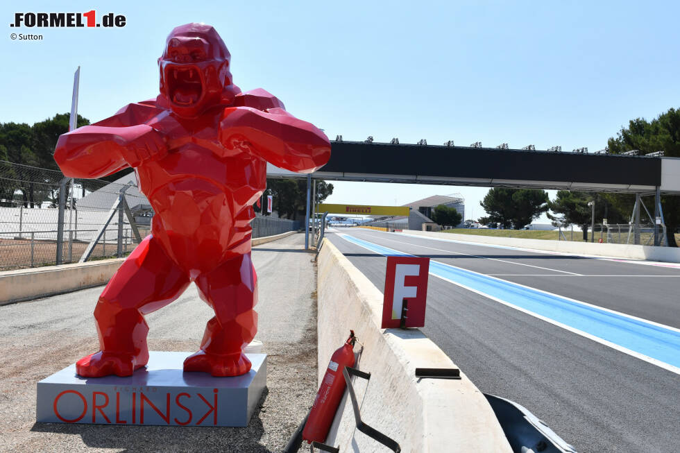 Foto zur News: Valtteri Bottas: &quot;Wir Fahrer würden gerne für einen Fehler bestraft werden. Die Randsteine können etwas aggressiv sein, das wird unser Limit sein. Trotzdem mag ich es, hier zu fahren - egal ob Mauern oder Asphalt.&quot;