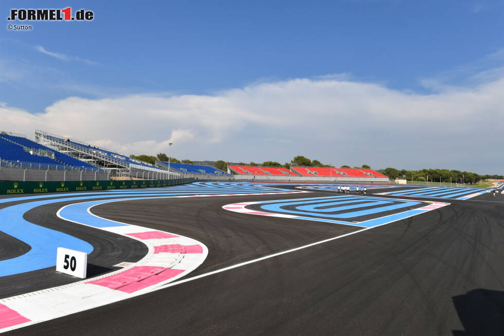 Foto zur News: Ein weiteres Problem ist der Auslauf. Carlos Sainz: &quot;Es ist einfach die Landschaft, die von blauen Linien umgeben ist, die es zu keiner normalen Strecke machen. Man hat nicht das hohe Risiko-Gefühl. Wenn wir Gras, Kies oder nahe Leitplanken hätten, wäre es eine interessante Herausforderung.&quot;