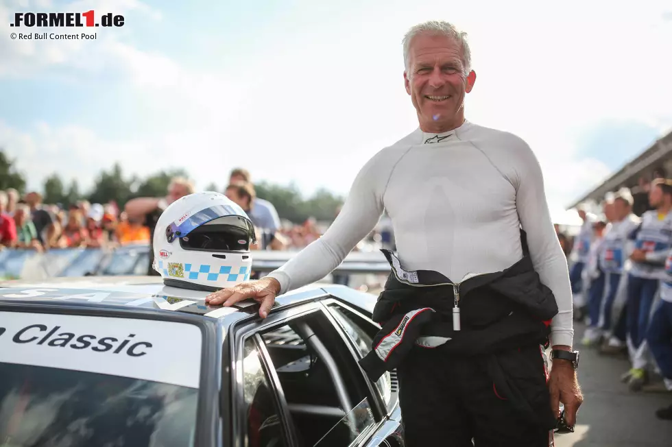 Foto zur News: Bei der Legendenparade im Rahmen des Formel-1-Grand-Prix auf dem Red-Bull-Ring waren zahlreiche Motorsport-Idole mit von der Partie. Niki Lauda, Gerhard Berger und Co. waren in historischen Fahrzeugen aus der Deutschen Rennsport-Meisterschaft unterwegs.