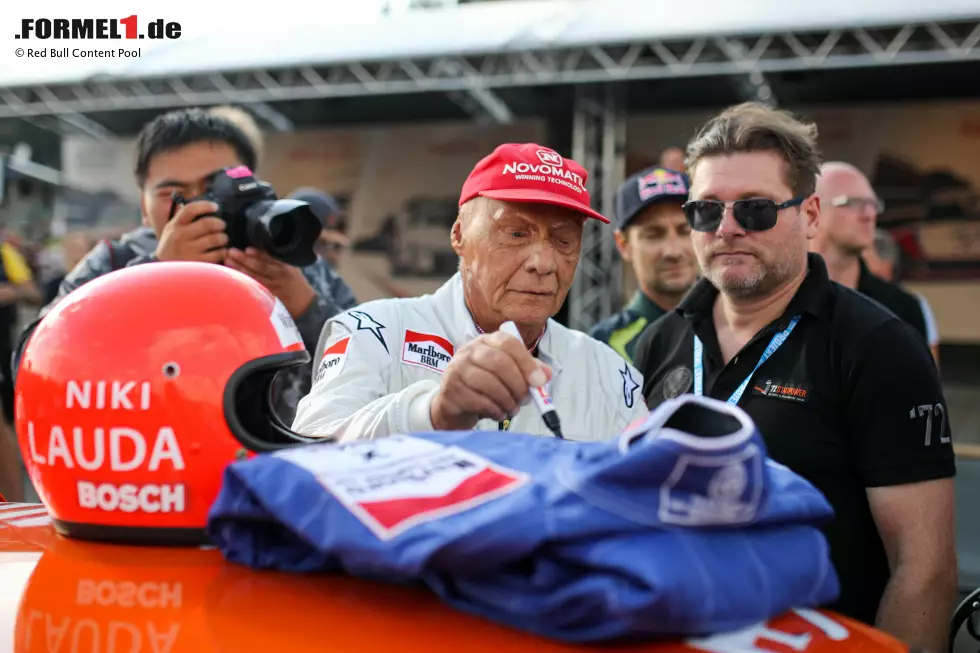 Foto zur News: Bei der Legendenparade im Rahmen des Formel-1-Grand-Prix auf dem Red-Bull-Ring waren zahlreiche Motorsport-Idole mit von der Partie. Niki Lauda, Gerhard Berger und Co. waren in historischen Fahrzeugen aus der Deutschen Rennsport-Meisterschaft unterwegs.