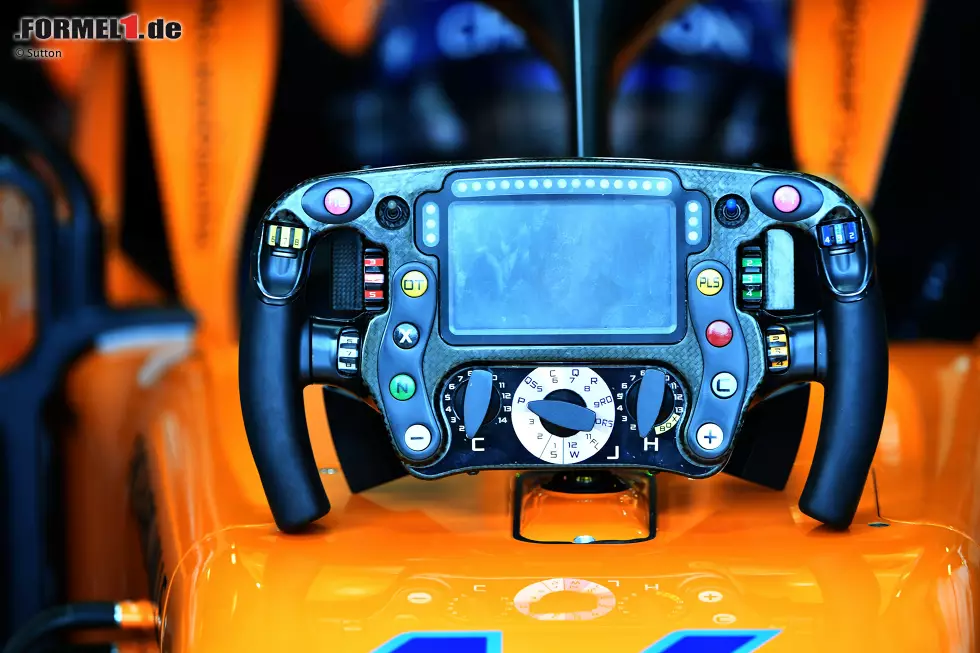 Foto zur News: Lenkrad des McLaren MCL33 von Fernando Alonso und Stoffel Vandoorne.