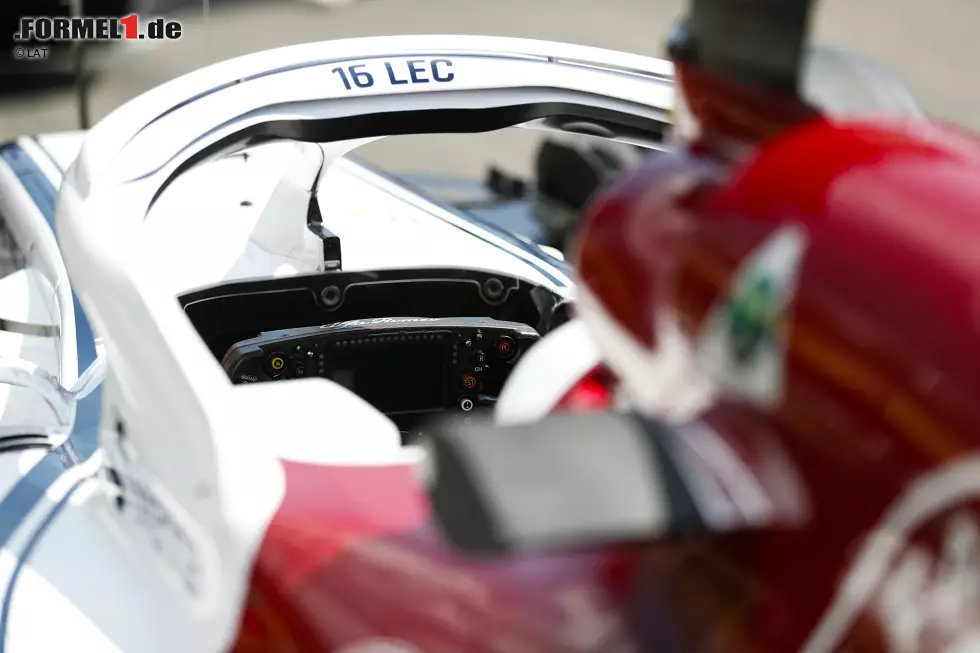 Foto zur News: Lenkrad des Sauber C37 von Charles Leclerc und Marcus Ericsson.