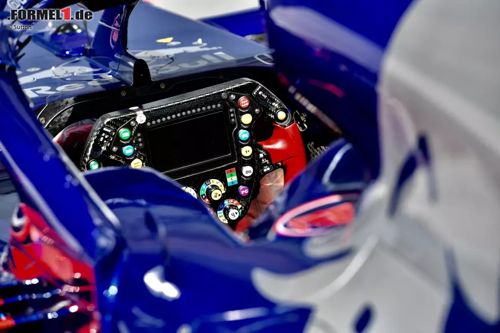 Foto zur News: Lenkrad des Toro Rosso STR13 von Pierre Gasly und Brendon Hartley.