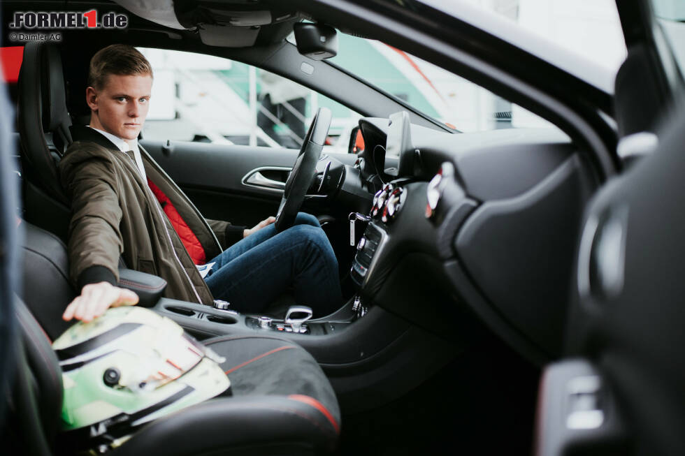 Foto zur News: Für den Daimler-Konzern dreht er auch ein witziges Internetvideo, in dem er seine Beifahrer so richtig durchschüttelt.