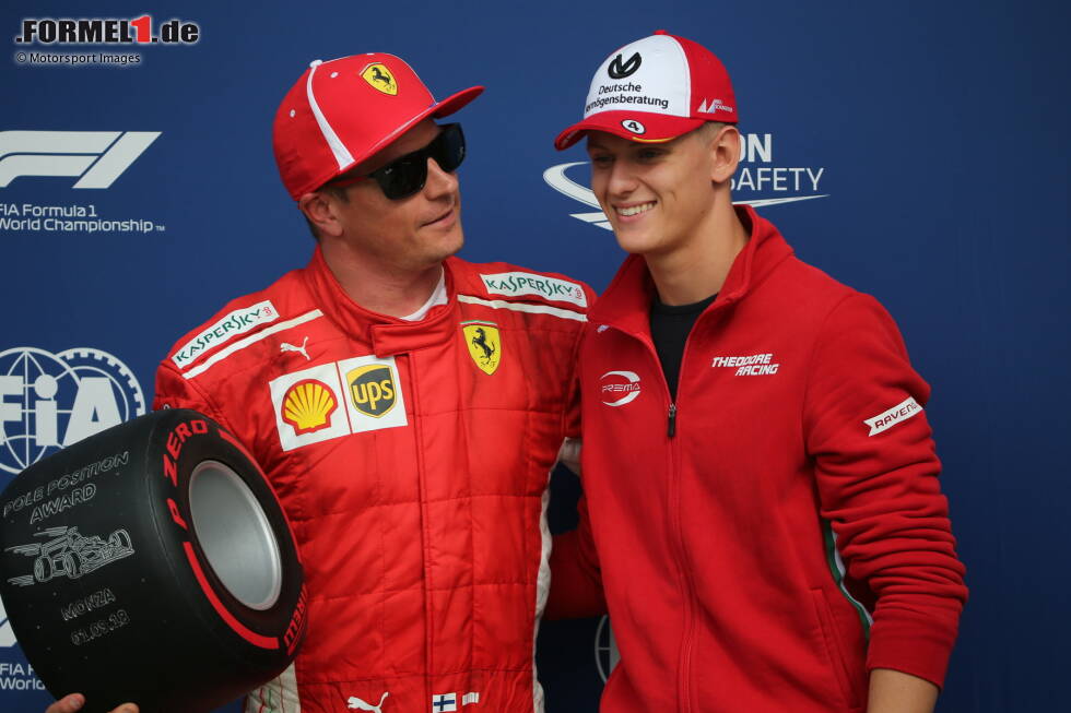 Foto zur News: Weiteres Highlight: Nach dem Formel-1-Qualifying in Monza übergibt er den Preis für die Pole-Position an Kimi Räikkönen - einst Rivale seines Vaters.