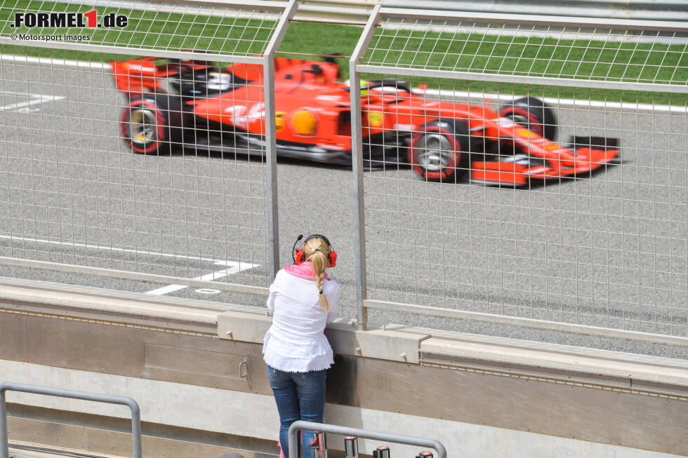 Foto zur News: Mutter Corinna verfolgt von der Boxenmauer, wie Schumacher junior im SF90 von Ferrari seine ersten Meter in einem Formel-1-Auto absolviert.