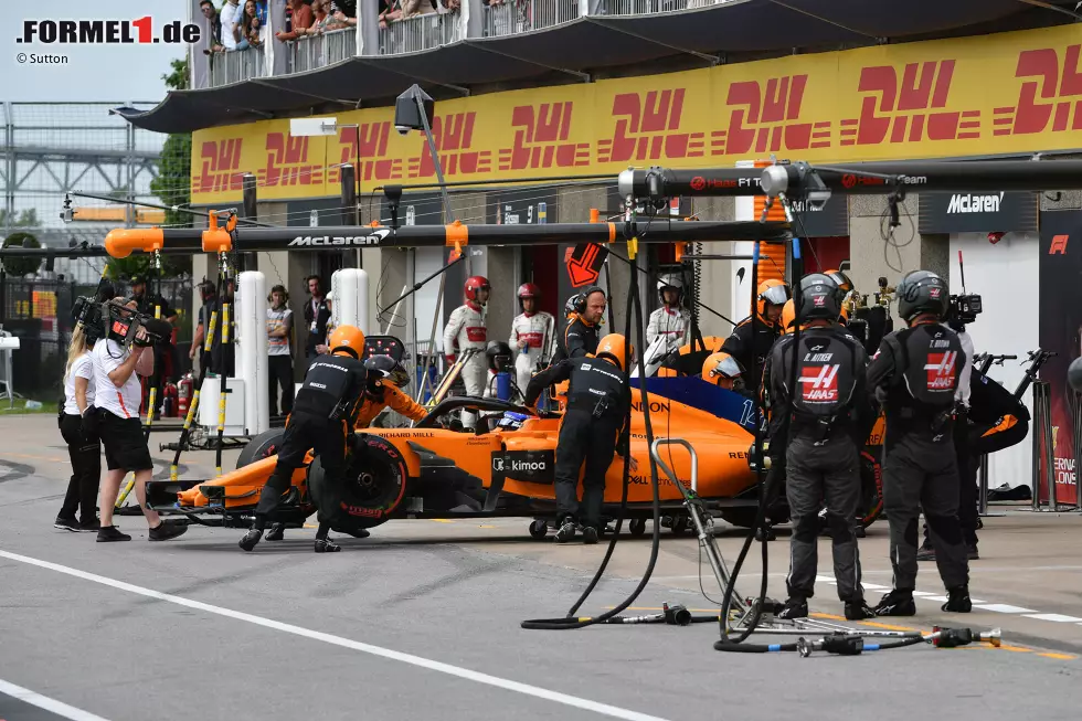 Foto zur News: Fernando Alonso (3): P14 im Qualifying, nur hauchdünn vor dem Teamkollegen, und im Rennen lange hinter Leclerc festgesessen: So hatte er sich sein letztes Formel-1-Rennen vor Le Mans sicher nicht vorgestellt. Ohne Defekt wäre es ein Punkt geworden. Aber Alonso haben wir schon in besserer Form erlebt.